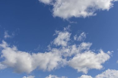 Mavi gökyüzü. Bulutlar