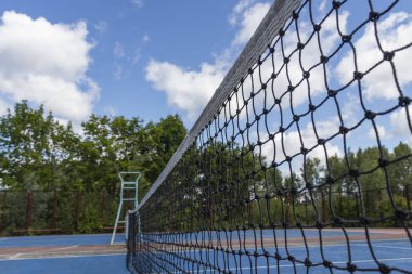 Arka plan olarak tenis kortu üzerinde Izgara.