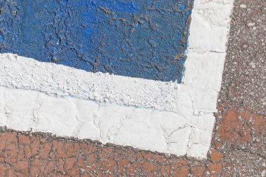 Çatlaklar ile eski beton yüzeyüzerinde Düzen tenis kortu.