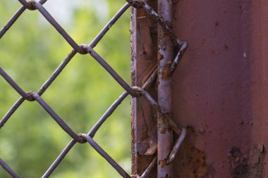 Tel örgü ve çit paslı metal sütun satırlar. Tel örgü ızgara doku. Grunge arka planı. Rustik desenli dokular.