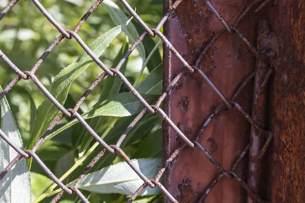 Tel örgü ve çit paslı metal sütun satırlar. Tel örgü ızgara doku. Grunge arka planı. Rustik desenli dokular.