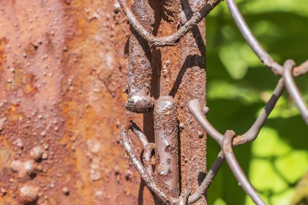 Tel örgü ve çit paslı metal sütun satırlar. Tel örgü ızgara doku. Grunge arka planı. Rustik desenli dokular. — Stok fotoğraf