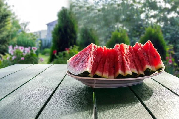 Melancia Vermelha Suculenta Fatiada Uma Bandeja Uma Mesa Jardim Contra — Fotografia de Stock