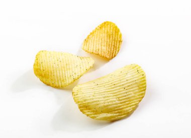 Patates cipsi izole beyaz arka plan yakın çekim