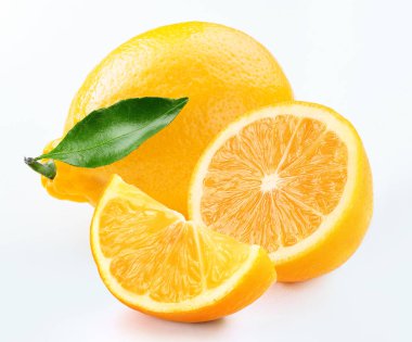 Beyaz arka plan ile dilim ve yaprak taze limon izole