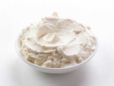 suzma, bir tabak izole beyaz arka plan içinde lor