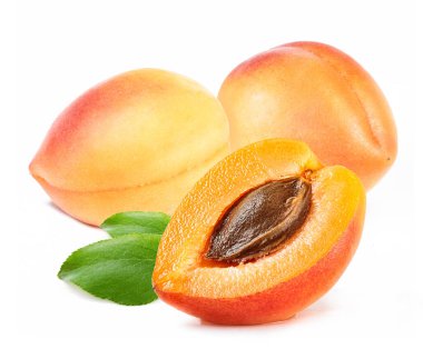 Dilimlenmiş ve izole edilmiş beyaz arkaplanlı olgun kayısılar.