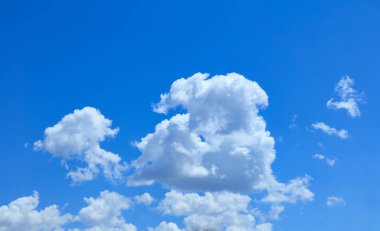 yumuşak ve beyaz bulutlar havada