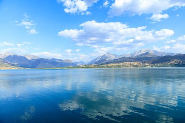 Özbekistan Orta Asya 'daki Charvak Dağı Gölü