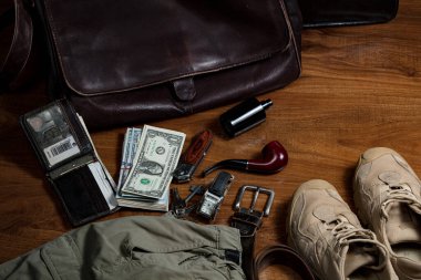 Yolculuk için giysi falan hazırlıyorum.