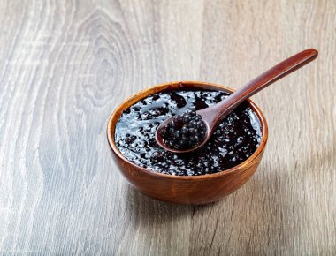 Tahta masadaki böğürtlen reçeli.