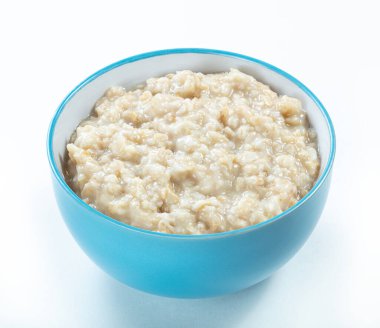 mavi seramik kasede yulaf ezmesi izole edilmiş beyaz arka plan