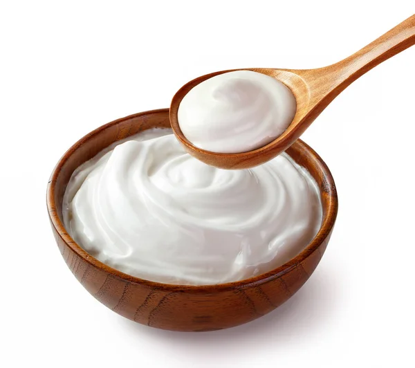 奶油酸在木制碗和木制勺子隔离的白色背景 — 图库照片