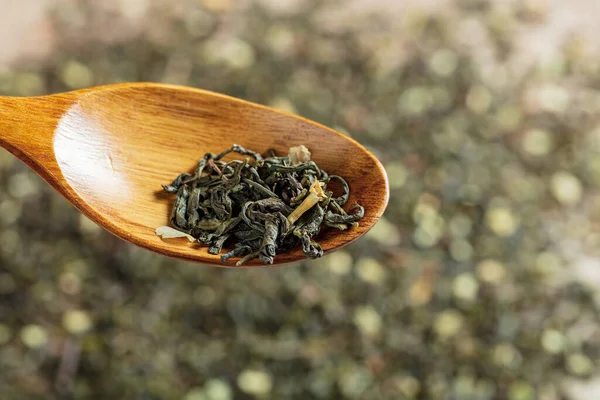 Zielona Herbata Kwiatami Jaśminu Drewnianej Łyżce Tle Herbaty — Zdjęcie stockowe