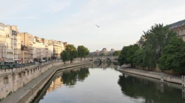 Bir cinemagraph olan küçük bir bölümü bir döngüde animasyonlu bir görüntüdür. Sabahın erken saatlerinde Paris'te Seine.