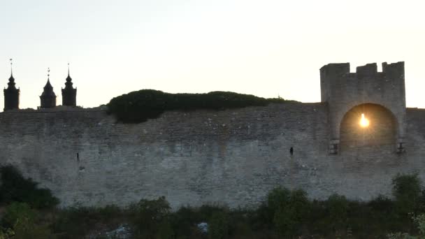 Słońca Widoczne Zza Ściany Stare Miasta Visby Wyspie Gotlandia Morzu — Wideo stockowe