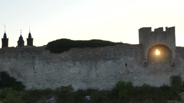 Sonne Sichtbar Hinter Der Mauer Der Altstadt Von Visby Auf — Stockvideo