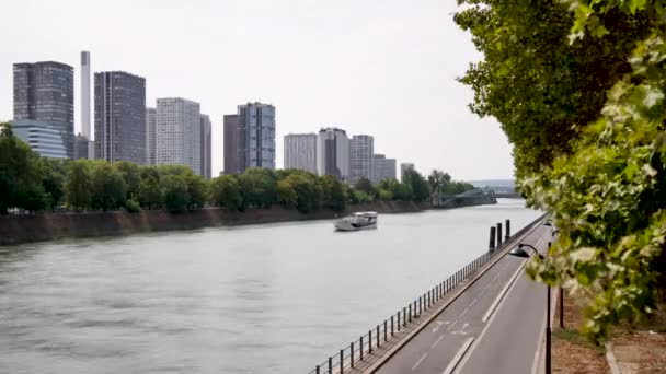 Beaugrenelle 区的时间流逝 在前景 汽车通过在塞纳河码头 巴黎河 在背景下 我们可以看到一个来自巴黎公园的热气球 — 图库视频影像