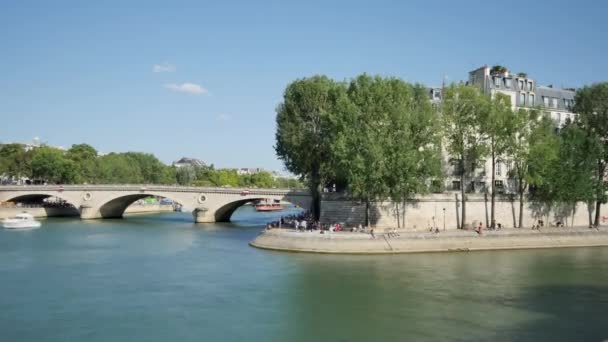 파리에서 경과입니다 루이입니다 관광객과 여름을 있습니다 보트는 다리에 — 비디오
