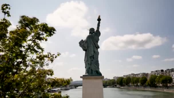 在巴黎的自由女神像时间的推移 这座雕像比纽约的小 它坐落在塞纳河上的一个小岛上 后退视图 — 图库视频影像
