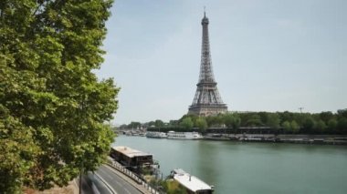 Zaman atlamalı Paris'te. Otomobil (sağ yakasında) Seine kıyısında geçirmek ve Eyfel Kulesi arka planda olduğunu.