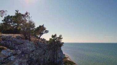Yaz aylarında manzara Gotland Adası, İsveç. Lickershamn köyü. Uçurumdan ağaçları ile ön planda. Arka planda, Baltık Denizi, mavi.