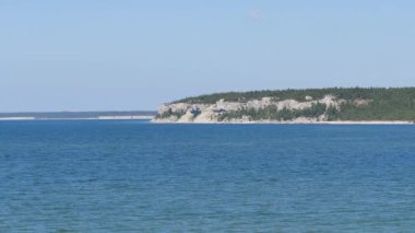 Köy, Lickershamn, Gotland Adası İsveç'te yaz aylarında. Baltık Denizi kıyısında cliff. Mavi su ve hava açık.