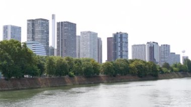 Paris, Beaugrenelle bölgesinde Paris Nehri, la Seine yakınında. Arka planda bina ve bir sıcak hava balonu Paris Park Şehrin batısında görebilirsiniz.
