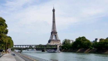Paris'te, yaz aylarında. Seine quays yanındaki Seine (paris Nehri) neredeyse boştur. Eyfel Kulesi önünde ünlü Bir-hakeim köprü, nerede metro geçer.