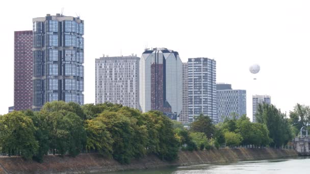 巴黎的 Beaugrenelle 靠近巴黎河 塞纳河 在这个背景下 我们可以看到城市西边巴黎公园的建筑和热气球 — 图库视频影像