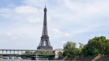 Paris'te, yaz aylarında. Eyfel Kulesi önünde bir metro nerede geçen ünlü Bir-hakeim Köprüsü.