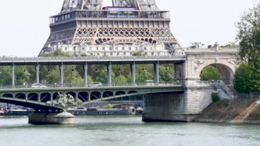 Sahne filmler için bazen kullanılan bir ünlü Paris Köprüsü bir-hakeim köprüdür. Arkadaki Eyfel Kulesi birinci katında nedir. Bir metro köprüden geçiyor. Uzun bir odak uzaklığı ile filme.