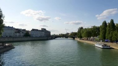 Paris'te, Saint-Louis Adası yaz aylarında. Le la CIT (Paris Adası) görüntüleyin. Ön, seine, paris nehir, bir taşıma tekne ve insanlarla seine kıyısında. Arka planda, arcole Köprüsü.