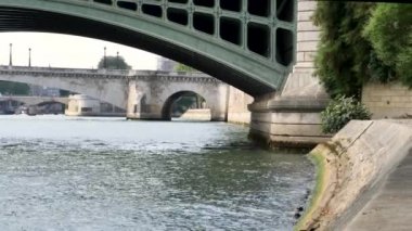 Yakın çekim (Paris Nehri) Seine kıyısında. Taş ve arka planda Paris köprüler sadece hareket su. Ada, saint-louis üzerinde bahis Merkezi.