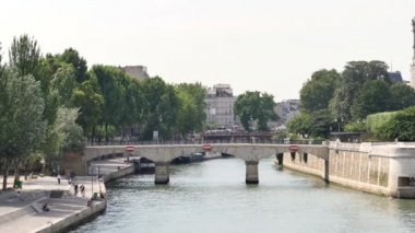 Yaz Paris'te. Parisians ve turistler bir yürüyüşe nereden Seine kıyısında. Notre-Dame Köprüsü kentin katedral erişim sağlar.