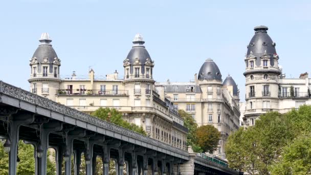 Paris Seine Eyfel Kulesinin Yakınında Bir Hakeim Köprü Üstünden Geçiyor — Stok video