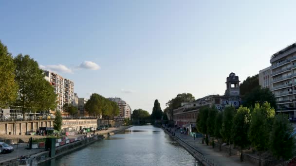 Paris Sommaren Den Berömda Canal Saint Martin Parisiska Flod Fast — Stockvideo