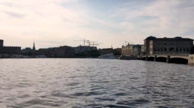 İsveç başkenti Stockholm. Küçük bir adada eski binalar. Birkaç bulutlar gökyüzünde. 