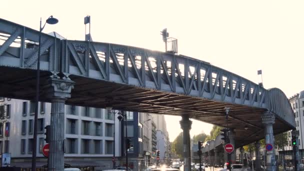 Párizs Nyár Folyamán Légi Metró Halad Fém Szerkezet Stalingrad Állomás — Stock videók