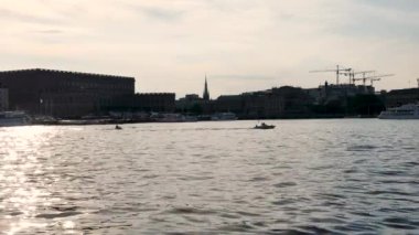 Stockholm, İsveç başkenti yaz aylarında, jet ski ile tarihi kent merkezinde eğlenceli insanlar var. 