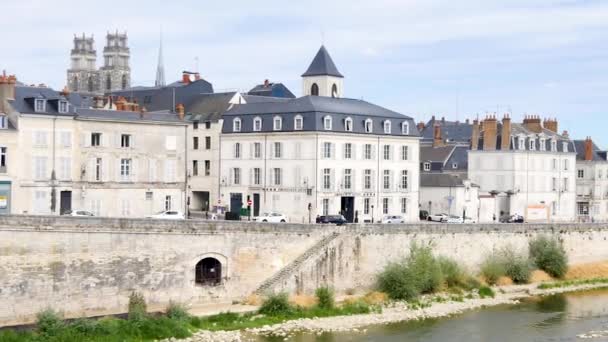 卢瓦尔银行 Orlans 法国的城市 在夏季 我们可以看到大教堂和历史建筑 横向全景图 — 图库视频影像
