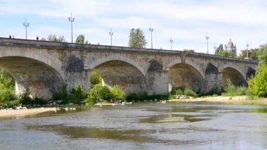Orlans, Fransız kentin eski ve ünlü bir köprü George V: köprüdür. Bu Loire nehir geçer.