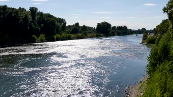 A Orlans, ville française, la lumière se reflète sur la Loire. En arrière-plan, il y a un pont sur la ville .