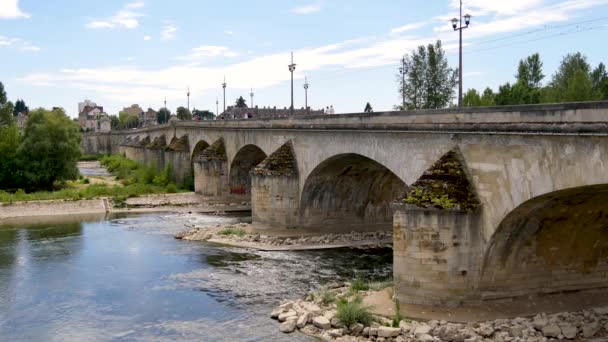 Orlans 桥是一个古老而著名的法国城市桥梁 穿过卢瓦尔河 — 图库视频影像