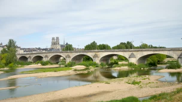 在法国城市 Orlans 的时间流逝 在夏天 对城市和它的大教堂的最著名的桥梁的看法 — 图库视频影像