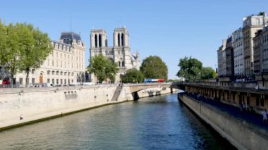 Notre-Dame de Paris Notre-Dame Katedrali bir ortaçağ Katolik Katedrali Paris, Fransa dördüncü bölgesinde bulunan le de la CIT Tarih olarak da bilinir. Sırasında yaz, mavi gökyüzü.