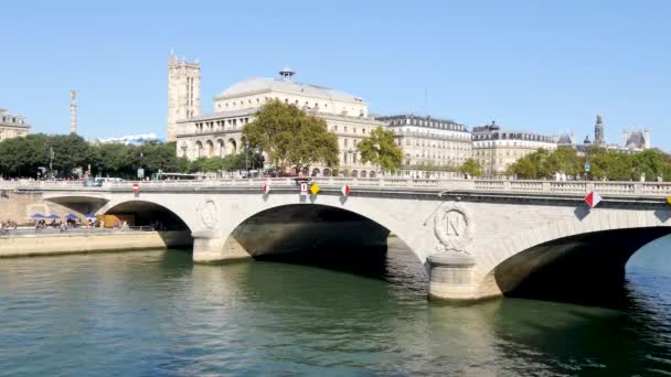 在市中心 Chtelet 区在巴黎 塞纳河畔是夏季游客和巴黎人非常受欢迎的地方 这座城市有许多著名的建筑 — 图库视频影像