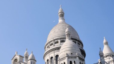 Ünlü Sacr-Cur, Paris, Montmartre semtinde bulunan bir bazilika yakın çekim. Büyük mavi gökyüzü ile yaz aylarında filme.