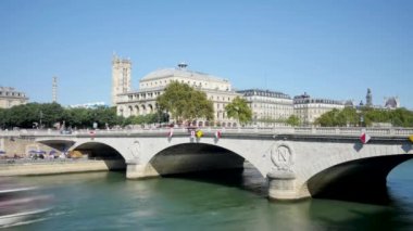 Şehir merkezinde, Chtelet bölge Paris, zaman atlamalı. Bankalar Seine yaz aylarında Parisians ve turistler için çok popüler bir yer vardır. Şehrin birçok ünlü binalar.