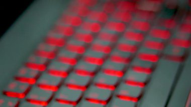 Bir dizüstü bilgisayar klavye görünümünü kapatın. Klavye tuşları kırmızı ışıklar ile vardır. Bazı tuşları klavyedeki odaklanmak. Odak değişiklikleri sırasında video.